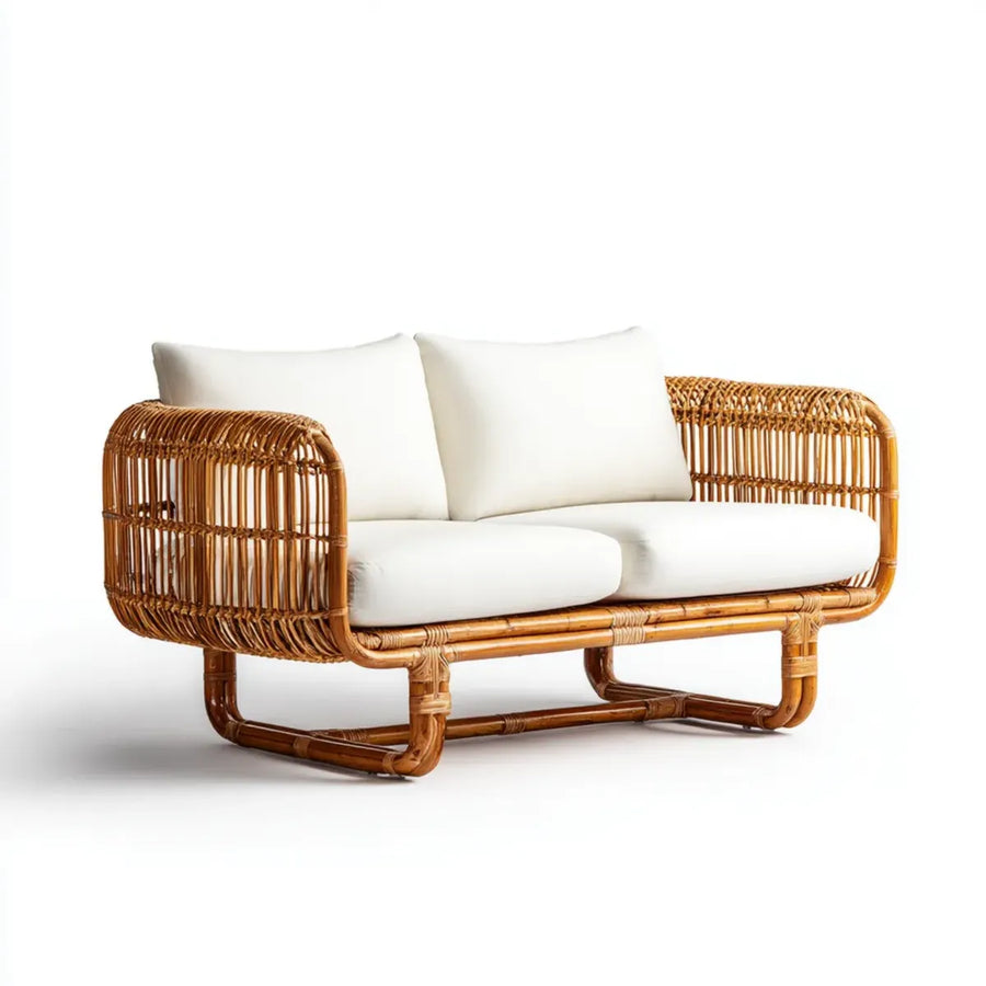 Rattanowa sofa tarasowa z białymi poduszkami
